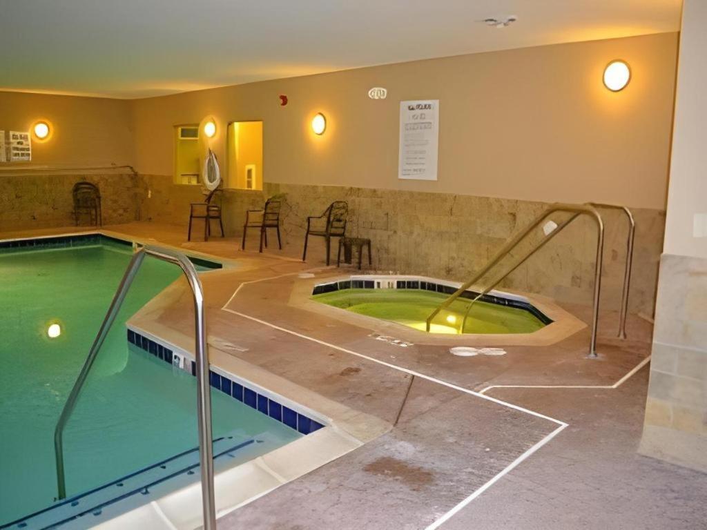 Holiday Inn Express & Suites Northwood By Ihg Silver Lake Exteriér fotografie