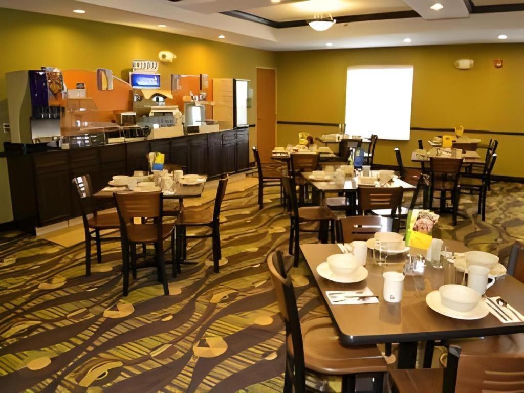 Holiday Inn Express & Suites Northwood By Ihg Silver Lake Exteriér fotografie