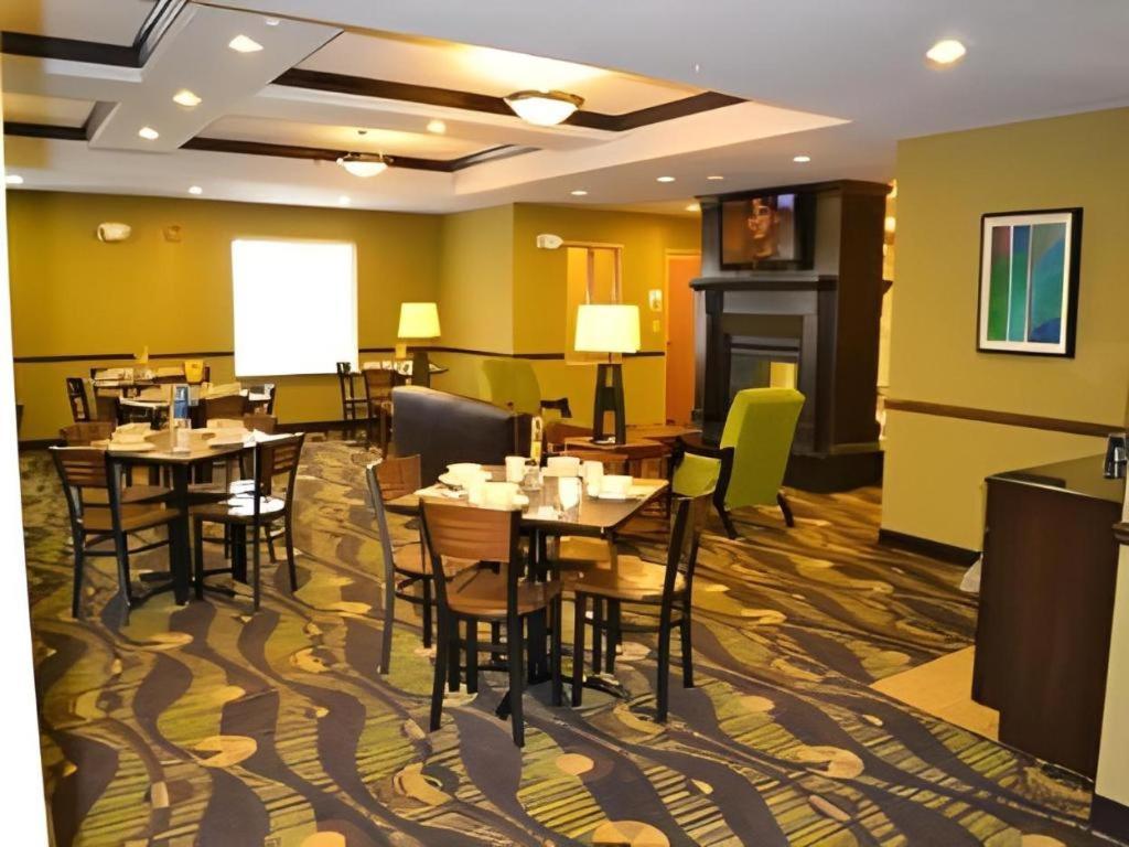 Holiday Inn Express & Suites Northwood By Ihg Silver Lake Exteriér fotografie