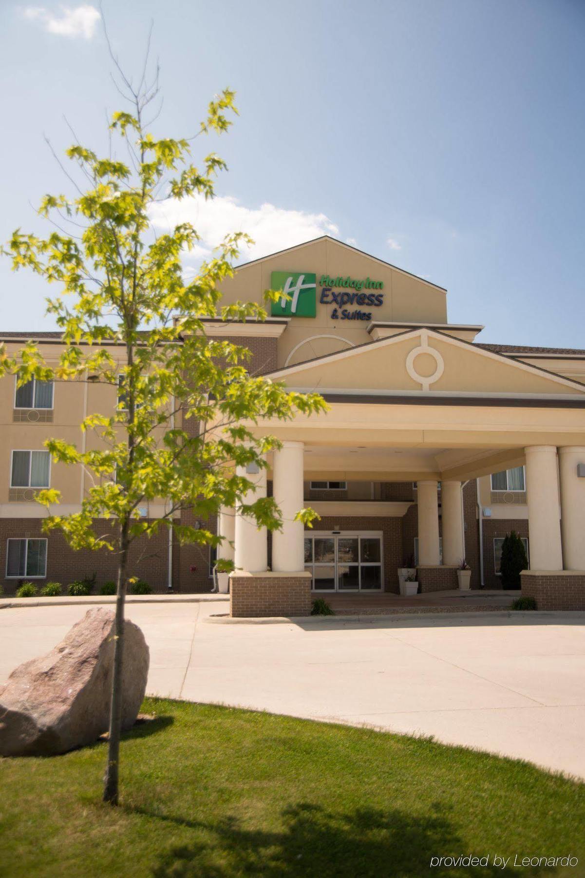 Holiday Inn Express & Suites Northwood By Ihg Silver Lake Exteriér fotografie